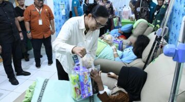 Kajati Jabar Berbagi Kasih di SLB Negeri Purwakarta dan RSUD Bayu Asih