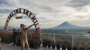 Keindahan Tanah Karo Diapit Dua Gunung Berapi Terlihat dari Gundaling Sky Hill